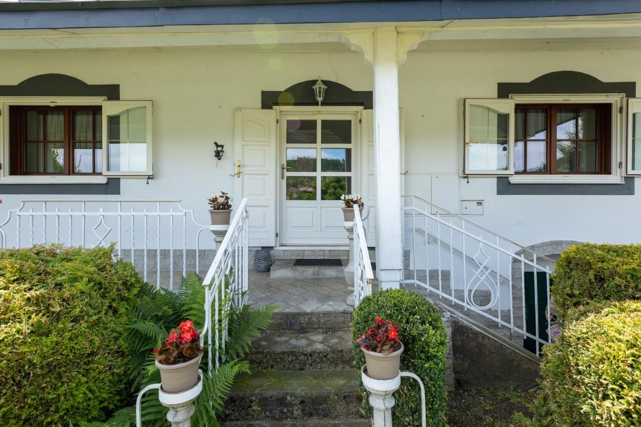 Villa Amalia, Centrum Banska Stiavnica, Parkovanie Pre 2 Auta, Velka Zahrada S Krbom, Cela Villa Amalia Pre 14 Osob Alebo Samostatne Nezavisle Prve Podlazie Villa Ama Pre 6 Osob Alebo Samostatne Nezavisle Podkrovie Villa Lia Pre 8 Osob,Pristup Cez Pi Exterior foto