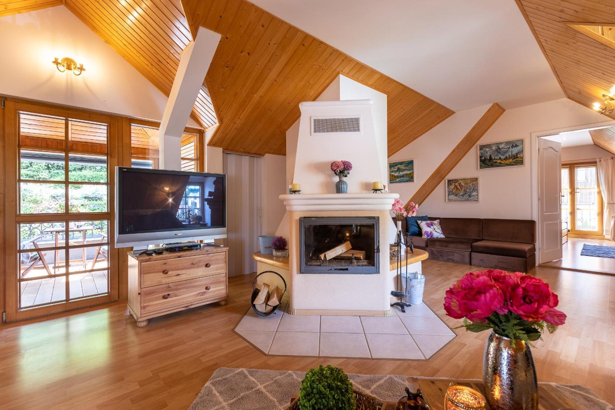 Villa Amalia, Centrum Banska Stiavnica, Parkovanie Pre 2 Auta, Velka Zahrada S Krbom, Cela Villa Amalia Pre 14 Osob Alebo Samostatne Nezavisle Prve Podlazie Villa Ama Pre 6 Osob Alebo Samostatne Nezavisle Podkrovie Villa Lia Pre 8 Osob,Pristup Cez Pi Exterior foto